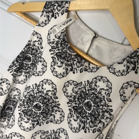 Elegant Black and White Patterned Dress - Picture 2 of 3